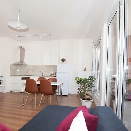 New Apartament アパート ティラナ